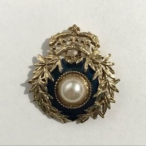Vintage gold crown brooch